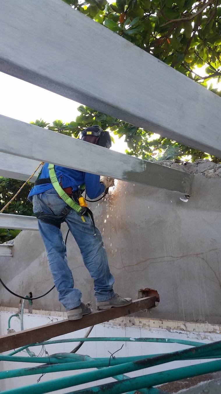 Trabajador con arnés de seguridad en obra — RR Construciviles